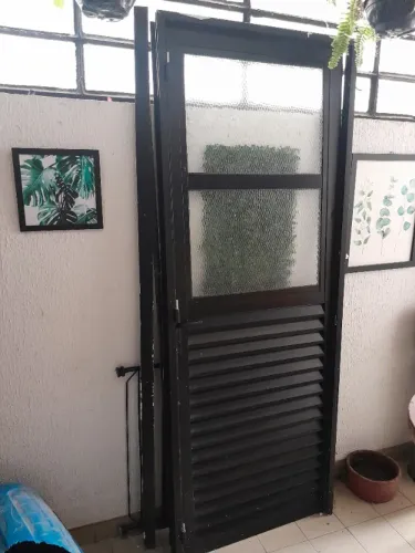 Vendo linda porta de aluminio preta com postigo, batentes e maçaneta de aluminiio pretas,
