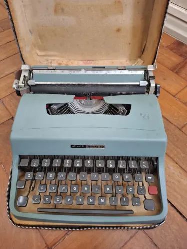 Máquina de Escrever Olivetti Lettera 32 com Maleta