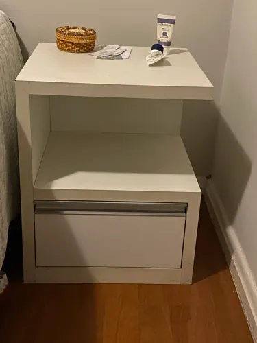 Mesa de cabeceira branca com gaveta
