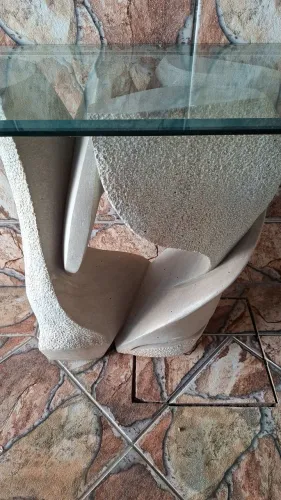 Aparador em pedra sabão com tampo de vidro