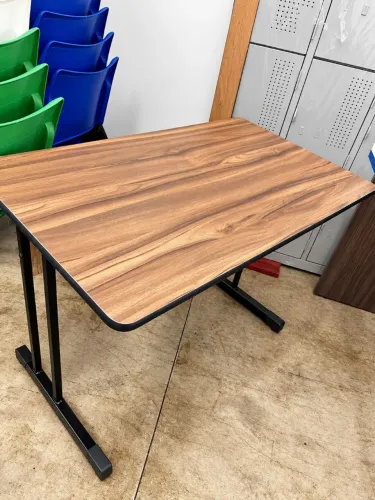 Mesa de Escritório 1,20m x 0,60m com Pés de Metalon