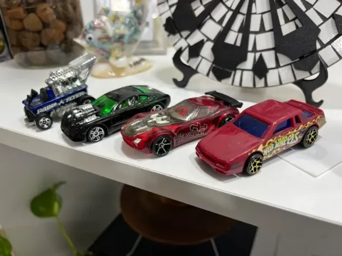 Lote de Miniaturas Hot Wheels - Carros, Aviões e Tanque