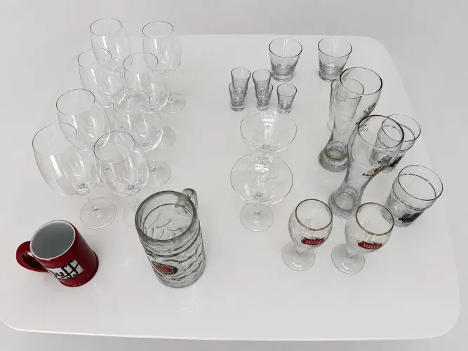 Conjunto de taças, copos e canecas