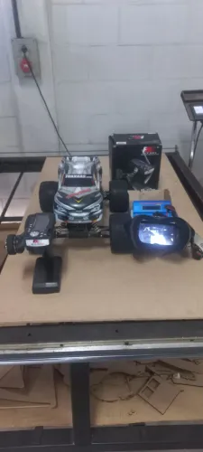 Automodelo Traxxas Stampede elétrico completo, rádio, bateria e sistema FPV 