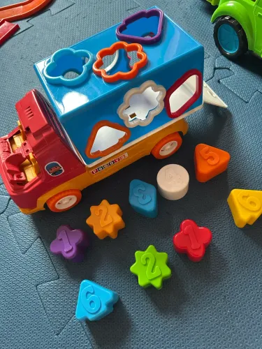 Vendo ou troco brinquedo Caminhão de encaixe.