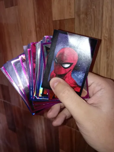Vendo 60 figurinhas da Marvel