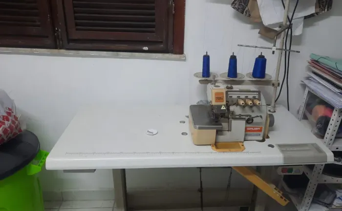 Máquina overlok siruba