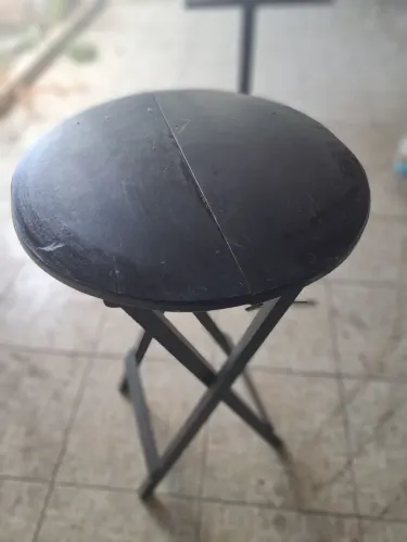 Conjunto de 1 mesa e 2 banquetas madeira por 150,00
