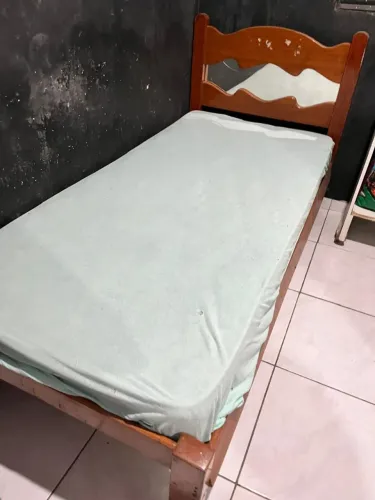 Cama de solteiro,em madeira.