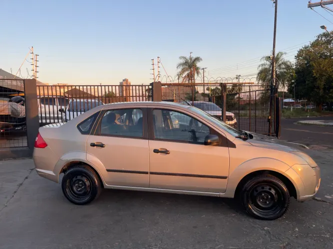 Ford Fiesta Sedan 1.0 8V Flex 4P 2008