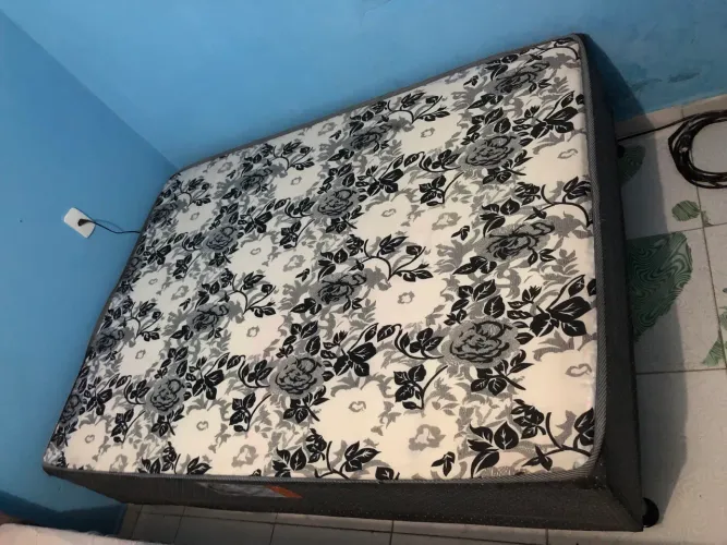 Cama de casal, tá novinha!! ? e ainda vai um colchão de brinde ?
