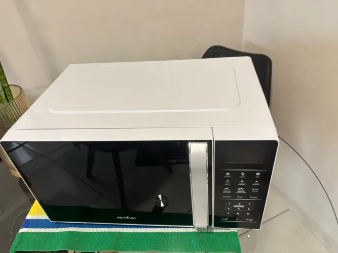 Micro-ondas Britânia 20L Pintura Limpa Fácil BMO23 NOVO