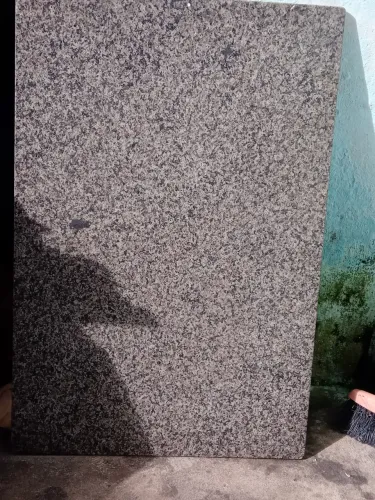 Vendo pedra de mármore em ótimo estado,ótimo para uso de mesas,material bom que dura muito