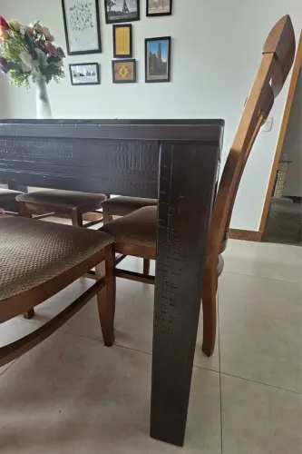 Mesa de madeira maciça com 6 cadeiras  