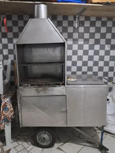 Carrinho de churrasco com caixa térmica acoplada.