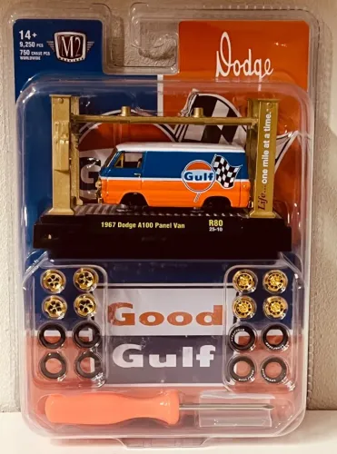 M2 Machines R80 Gulf 1967 Dodge A100 Panel Van Chase (RARO) Dourado 1:64