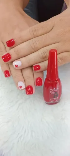 Precisa-se de manicure 