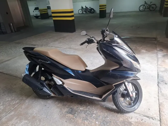 Moto esportiva novíssima. Somente 1600km rodados. Em perfeito estado. Emplacada 2026.