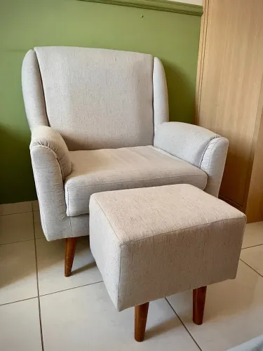 Poltrona de amamentação com puff