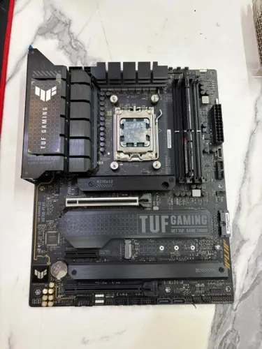 Placa-Mãe ASUS TUF Gaming X670E-Plus AM5 DDR5 - Impecável - Faço Envio