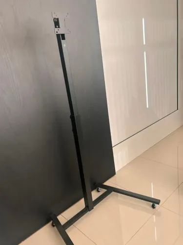 Suporte Pedestal para TV/Monitor com Regulagem de Altura e Rodízios