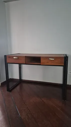 Mesa de escritório estilo industrial