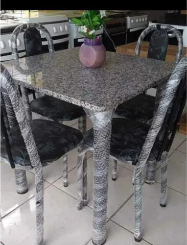 Vendo Conjunto de mesa com 4 cadeiras
