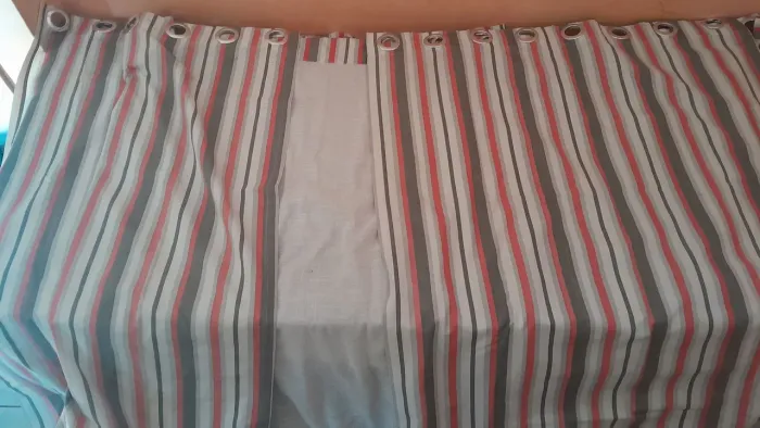Cortina de linho com fundo liso + Tapetes de cordão feito a mão