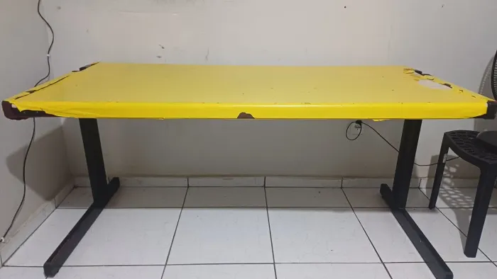 Mesa de escritório, em boas condições de uso,resistente.  