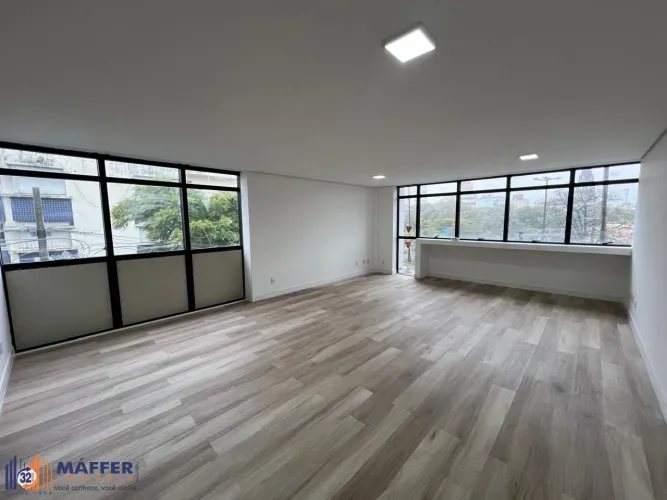 Sala comercial reformada e elevador no bairro Bom Fim.