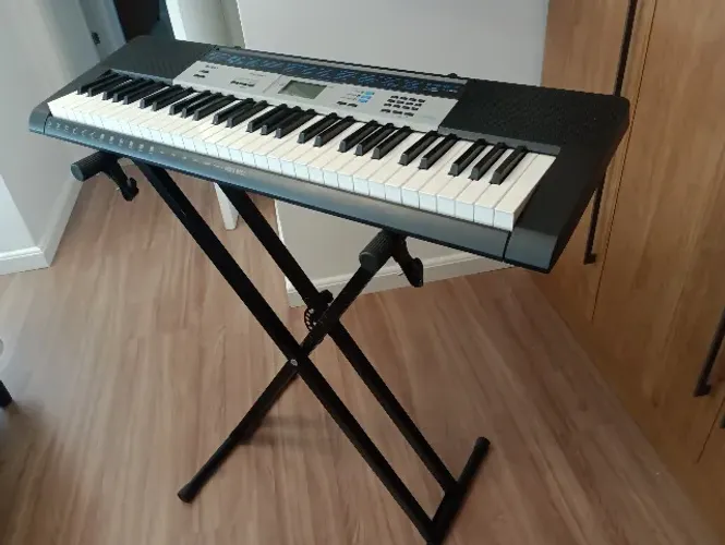 Teclado Casio CTK-1550 com 100 músicas