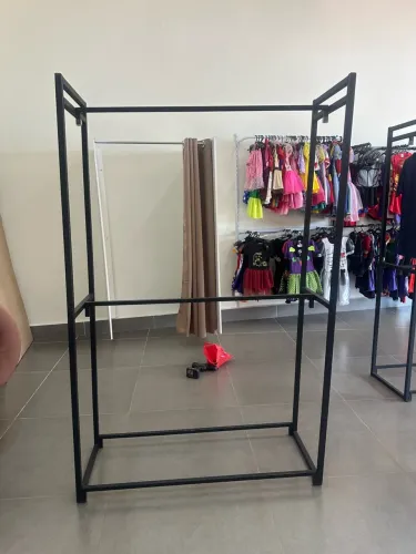 Arara de roupa loja