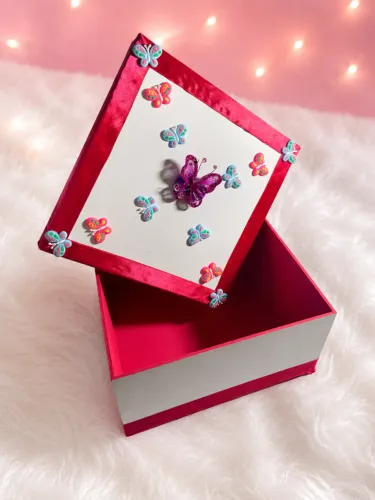 Caixas personalizadas , taças , chapéus e etc?