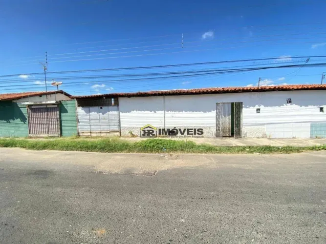 Alugo Casa com 02 Quartos e Garagem no Itararé