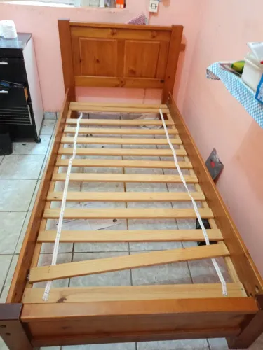 Cama de solteiro de madeira .