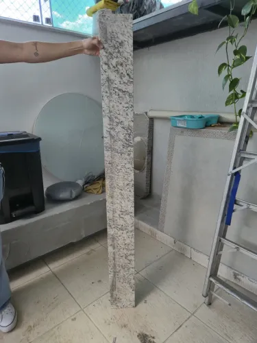 Testeira para janela em granito claro