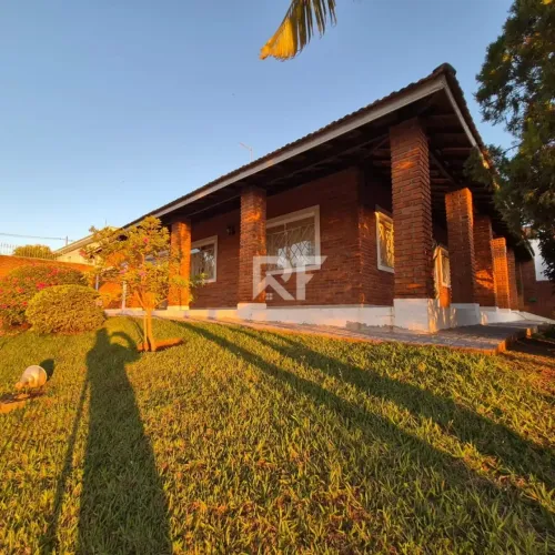 Casa Avarandada com Lindo Jardim na Vila Sônia\Botucatu-sp