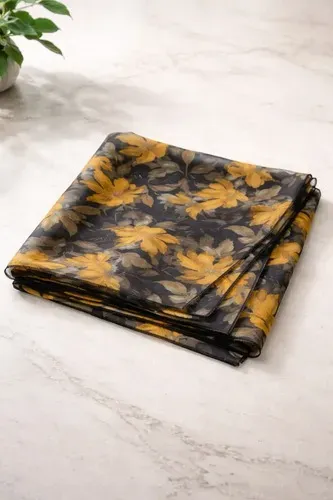 Lenço em poliester, estampado, tecido fininho.