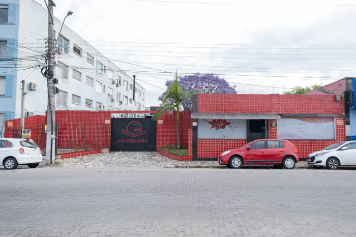 Prédio amplo no centro, com 998 m² e múltiplas salas, ideal para escolas ou repartições pú