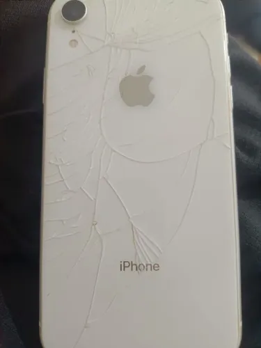 iPhone XR Branco com Defeito - Tela Piscando / Traseira Trincada
