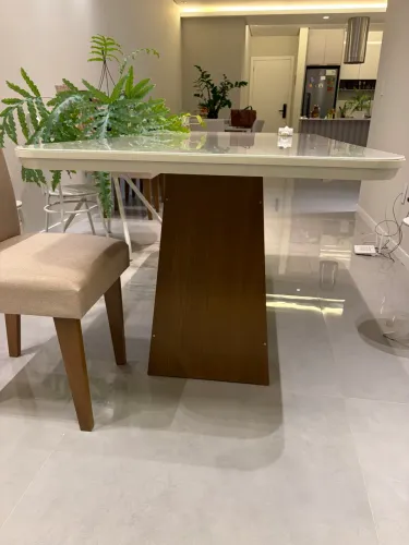 Mesa jantar com 6 cadeiras.