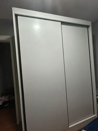 VENDO GUARDA ROUPAS SEMI NOVO