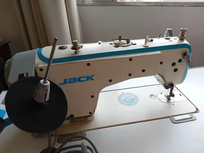 Máquina de costura reta industrial seminova Jack F4 127v