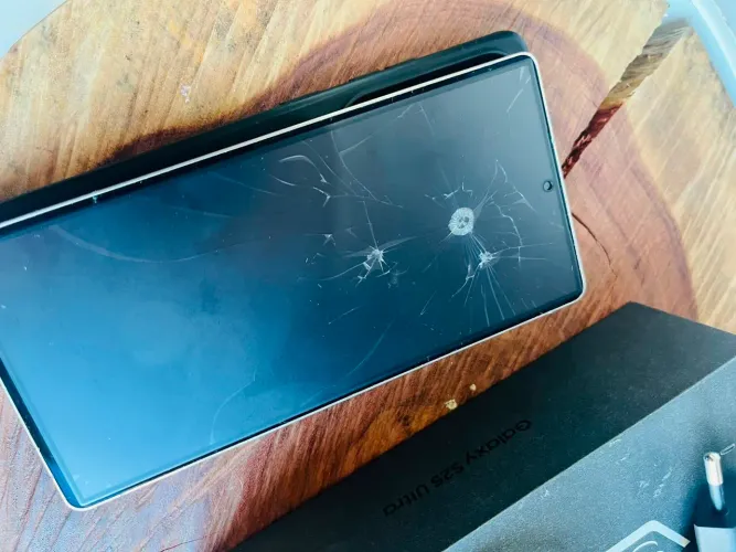 VENDO SAMSUNG GALAXY S25 ULTRA <br>? Apenas 3 meses de uso<br>? Tela quebrada devido a queda,