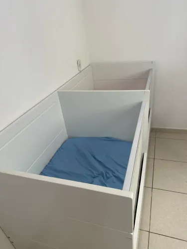 Berço duplo para gêmeos com cama auxiliar