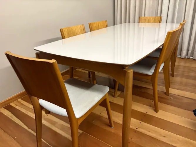 Mesa de jantar em madeira maciça com tampo de vidro e 6 cadeiras