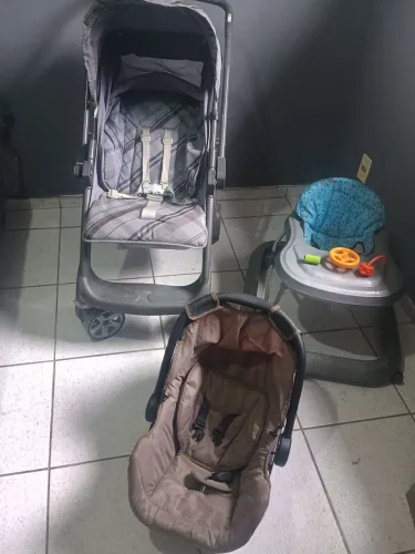 Vendo carrinho de bebê , andador e bebê conforto.