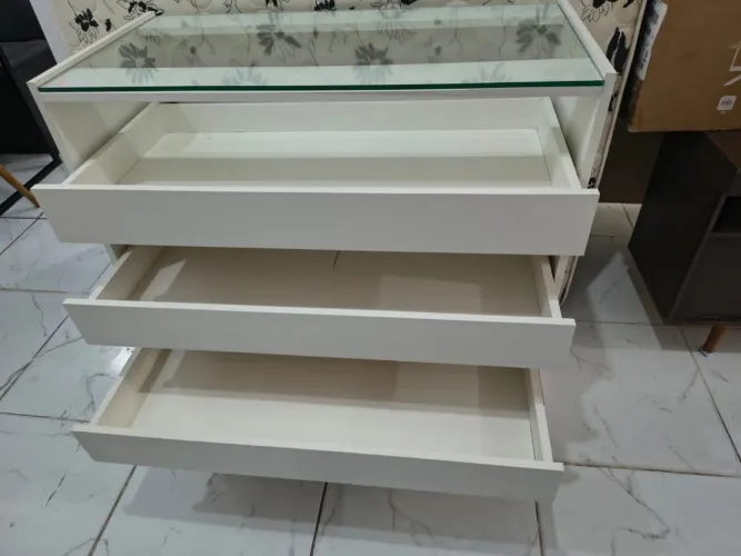 Vende se balcão com gavetas 