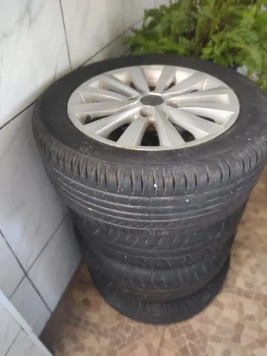 Vendo rodas com pneus Voyage g6