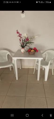 Jogo de Mesa de Plástico Branca Quadrada + 2 Cadeiras com Braço